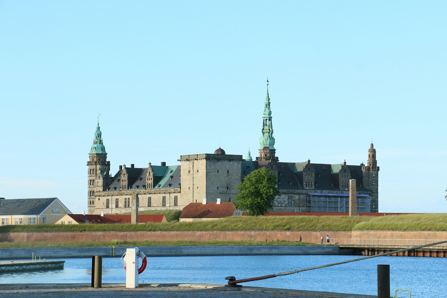 kronsborg-castle-denmark Photo by <a href="https://unsplash.com/@tannis?utm_content=creditCopyText&utm_medium=referral&utm_source=unsplash">Tannis Sullivan</a> on <a href="https://unsplash.com/photos/a-majestic-castle-stands-proudly-by-the-water-aGuk3Dn5ado?utm_content=creditCopyText&utm_medium=referral&utm_source=unsplash">Unsplash</a>